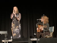 Beth Malcolm and Heather Cartwright at Ceòlas Scottish Music Nights at Stadthalle Delbrück, Germany, on 1 December 2023; photo Reinhard Zierke