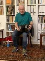 Steve Turner at a house concert in Hamburg, Germany, on 13 October 2024; photo Reinhard Zierke